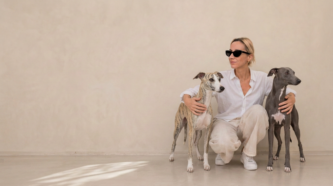Opiekunka z dwoma whippetami — Etna i Bonita